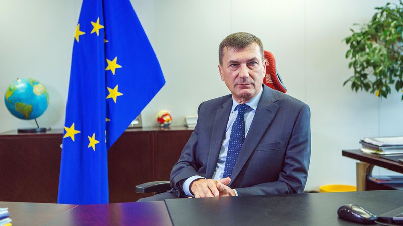 Andrus Ansip, EU-Kommissar für Digitale Wirtschaft und Gesellschaft. – Bild: rbb/​Axel Schneppat/​Arpad Bondy Filmproduktion