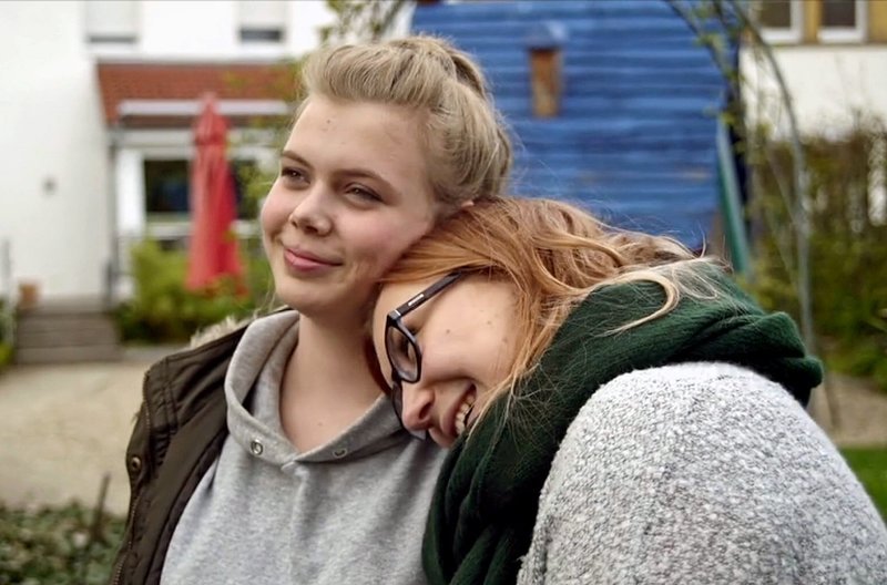 Jana (rechts) war erst sieben, als ihre kleine Schwester die Diagnose Krebs bekam. – Bild: Radio Bremen