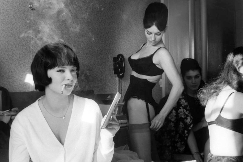 Nana (Anna Karina, li.) ist mittlerweile tief in das Milieu der Prostitution gerutscht. – Bild: ARTE France /​ © Les Films de la Pléiade