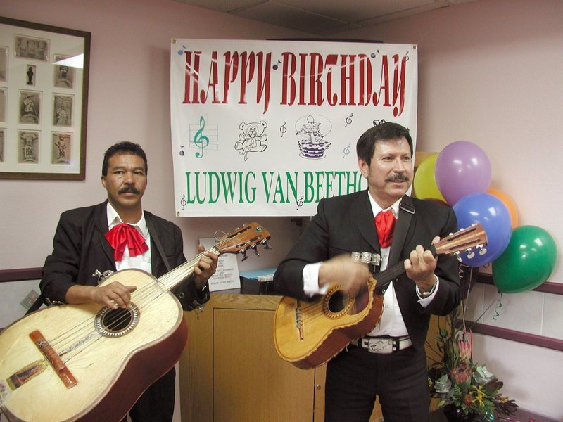Band Mariachi am Geburtstagtages von Ludwig van Beethoven an der Urologyklinik Che Guevaras. – Bild: ORF