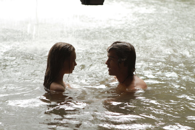 Auf der einsamen Insel entwickelt sich zwischen Emma (Indiana Evans, l.) und Dean (Brenton Thwaites, r.) eine zarte Romanze ... – Bild: 2012 Sony Pictures Television Inc. All Rights Reserved. Lizenzbild frei Auf der einsamen Insel entwickelt sich zwischen Emma (Indiana Evans, l.) und Dean (Brenton Thwaites, r.) eine zarte Romanze ... – Bild: 2012 Sony Pictures Television Inc. All Rights Reserved. Lizenzbild frei