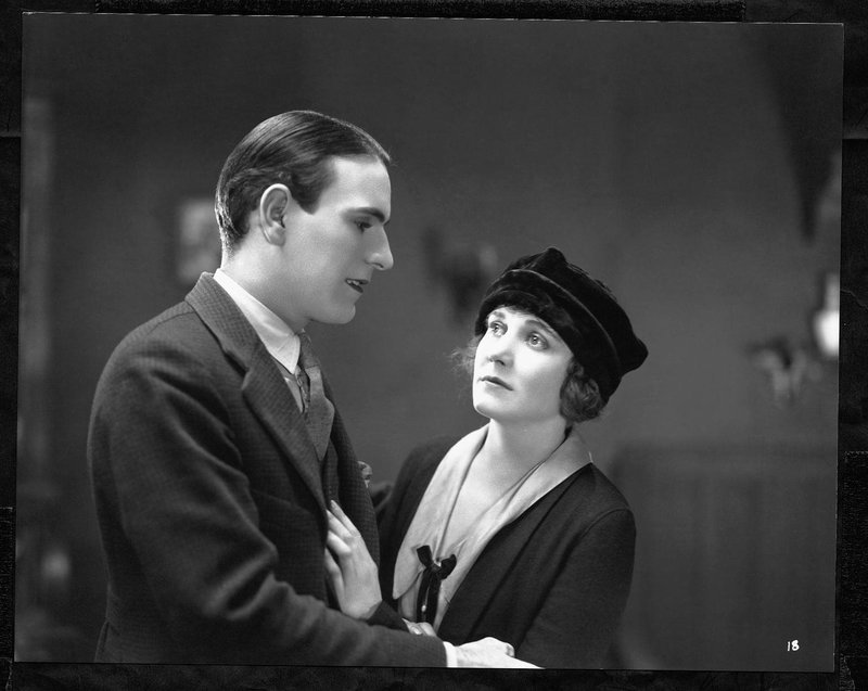 Jean Millet (Carl Miller, l.); Marie St. Clair (Edna Purviance; r.) – Bild: Roy Export SAS Lizenzbild frei