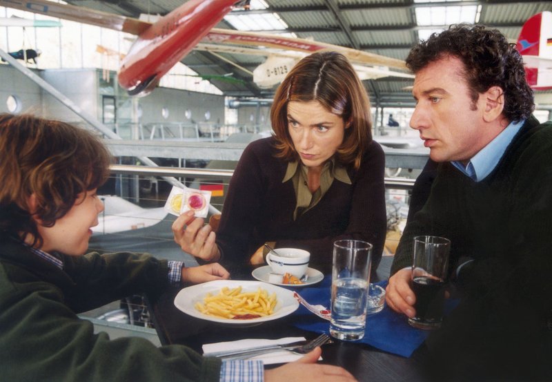 hr-fernsehen WANN IST DER MANN EIN MANN?, Spielfilm, Deutschland 2001, Regie: Dietmar Klein, am Sonntag (28.03.10) um 15:15 Uhr. Jan Weber (Heio von Stetten, re.) besucht mit seiner Frau Linda (Julia Brmermann) und seinem Sohn Jacob (Jean Pierre Thill) eine Luftfahrtausstellung. Aber so rechte Freude kommt dabei nicht auf. – Bild: NDR/ARD/Degeto/Erika Hauri hr-fernsehen WANN IST DER MANN EIN MANN?, Spielfilm, Deutschland 2001, Regie: Dietmar Klein, am Sonntag (28.03.10) um 15:15 Uhr. Jan Weber (Heio von Stetten, re.) besucht mit seiner Frau Linda (Julia Brmermann) und seinem Sohn Jacob (Jean Pierre Thill) eine Luftfahrtausstellung. Aber so rechte Freude kommt dabei nicht auf. – Bild: NDR/ARD/Degeto/Erika Hauri