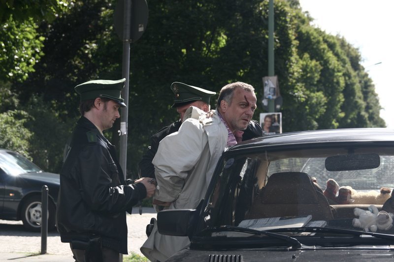 Nachdem der angebliche Zeitreisende Jonas (Bernhard Schütz) die Journalistin Sandra Harkow belästigt hat, wird er festgenommen. – Bild: ZDF und Robert Rzesacz.
