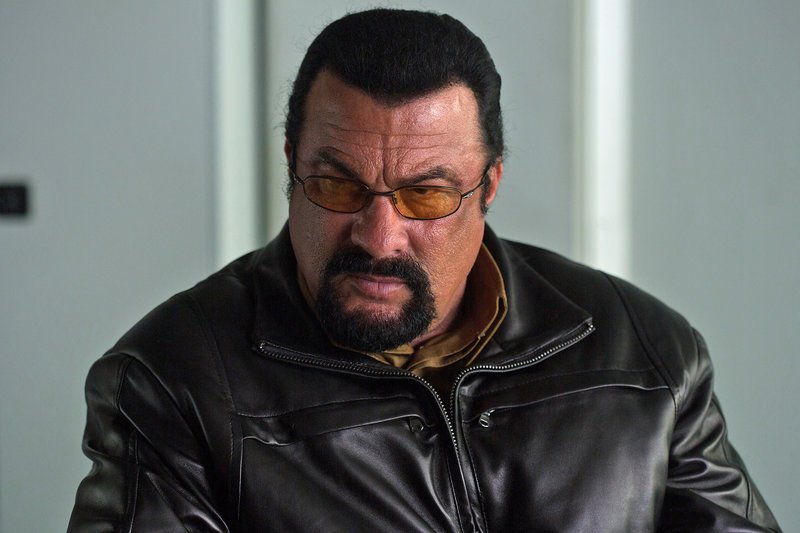 John Harrison (Steven Seagal) soll mit seiner Eliteeinheit einen ehemaligen Drogenboss sicher in die USA bringen. – Bild: TL5 John Harrison (Steven Seagal) soll mit seiner Eliteeinheit einen ehemaligen Drogenboss sicher in die USA bringen. – Bild: TL5
