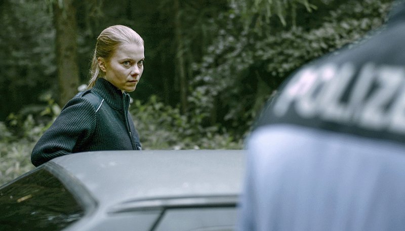 Henrike von Kuick als Polizistin Elke. – Bild: MDR/Filmuniversität Babelsberg Henrike von Kuick als Polizistin Elke. – Bild: MDR/Filmuniversität Babelsberg