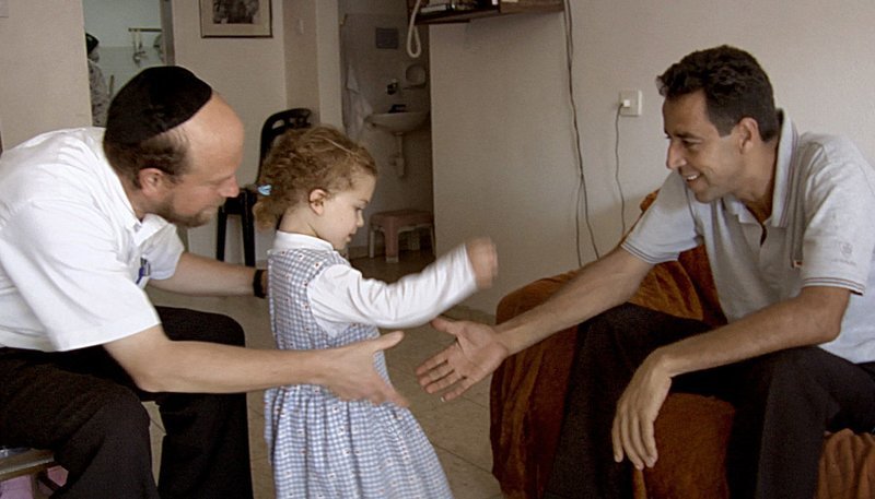 „Das Herz von Jenin“ erzählt die wahre Geschichte Ismael Khatibs (Foto), dessen 12-jähriger Sohn Ahmed 2005 im Flüchtlingslager von Jenin von Kugeln israelischer Soldaten tödlich am Kopf getroffen wird. – Menuha Levinson und ihr Vater (l) treffen Ismael Khatib (r) – Bild: MDR/WDR/Shaxaf Haber/Eikon Media GmbH „Das Herz von Jenin“ erzählt die wahre Geschichte Ismael Khatibs (Foto), dessen 12-jähriger Sohn Ahmed 2005 im Flüchtlingslager von Jenin von Kugeln israelischer Soldaten tödlich am Kopf getroffen wird. – Menuha Levinson und ihr Vater (l) treffen Ismael Khatib (r) – Bild: MDR/WDR/Shaxaf Haber/Eikon Media GmbH