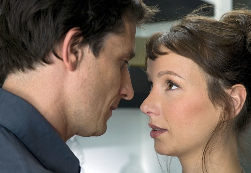 hr-fernsehen WORAN DEIN HERZ HÄNGT, Spielfilm, Deutschland 2009, Regie: Donald Kraemer, am Sonntag (21.04.13) um 15:15 Uhr. Siegfried (Oliver Mommsen) und Sandra (Julia Koschitz) sind noch unsicher, ob ihre Liebe eine Chance hat. – Bild: HR/Degeto/Christine Schroeder hr-fernsehen WORAN DEIN HERZ HÄNGT, Spielfilm, Deutschland 2009, Regie: Donald Kraemer, am Sonntag (21.04.13) um 15:15 Uhr. Siegfried (Oliver Mommsen) und Sandra (Julia Koschitz) sind noch unsicher, ob ihre Liebe eine Chance hat. – Bild: HR/Degeto/Christine Schroeder