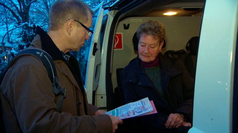 Bernhard Stitz und seine Undercover-Agentin Karin besprechen den anstehenden Einsatz. – Bild: NDR Bernhard Stitz und seine Undercover-Agentin Karin besprechen den anstehenden Einsatz. – Bild: NDR