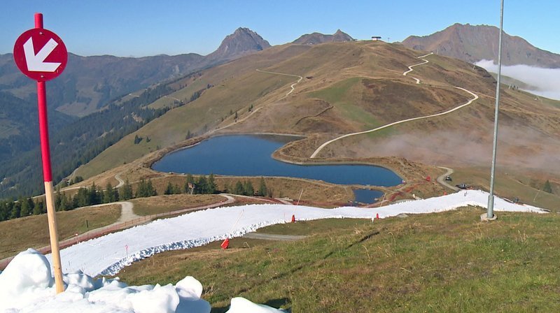 Skifahren im Grünen: Mitte Oktober eröffnet Kitzbühel seine ersten Pisten. Skifahren auf Kunstschnee bei 20 Grad zur Saisoneröffnung. – Bild: BR/SWR Skifahren im Grünen: Mitte Oktober eröffnet Kitzbühel seine ersten Pisten. Skifahren auf Kunstschnee bei 20 Grad zur Saisoneröffnung. – Bild: BR/SWR