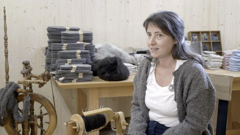 Doris Bitschnau, verarbeitet die Wolle der Steinschafe. – Bild: 3sat