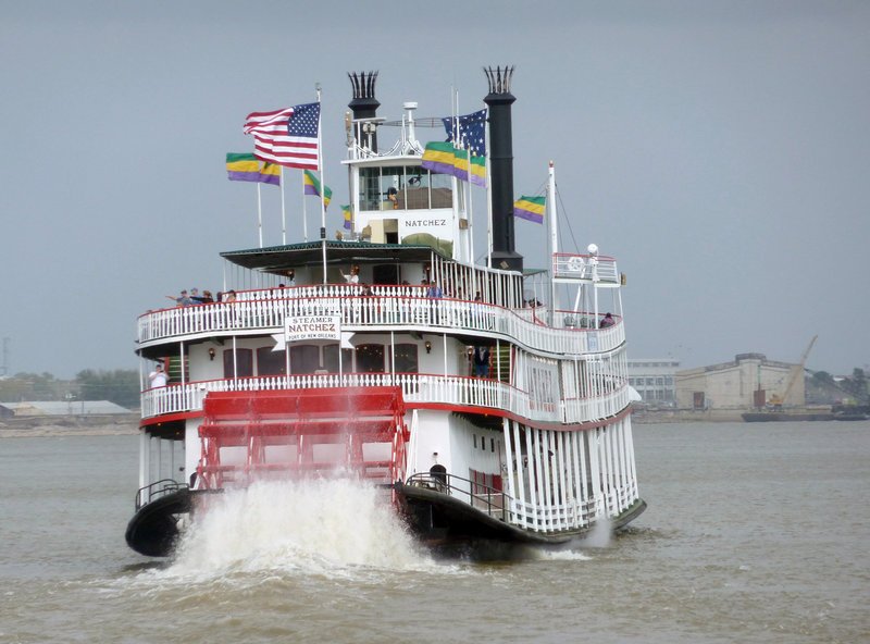 Nostalgischer Anblick: ein Schaufelraddampfer auf dem Mississippi in New Orleans. Früher lagen im Hafen der Stadt Hunderte solcher Dampfer. – Bild: ORF