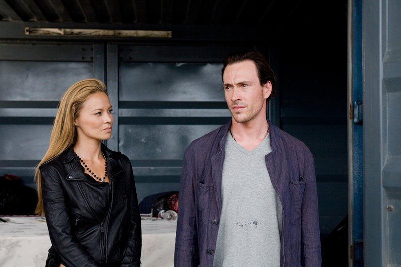 Maya (Moon Bloddgood, re.) und Nash (Chris Klein) – Bild: RTL Zwei Maya (Moon Bloddgood, re.) und Nash (Chris Klein) – Bild: RTL Zwei