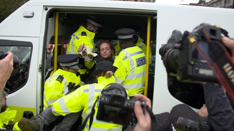Die Polizei geht oftmals hart gegen die Aktivistinnen und Aktivisten vor. – Bild: ZDF und Jasper Granderath./​Jasper Granderath
