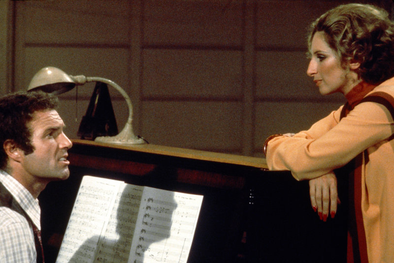 Der Komponist Billy Rose (James Caan, l.) will Fanny Brice (Barbra Streisand, r.) nicht nur für seine erste Show ... – Bild: Sony Pictures Television. All Rights Reserved. Lizenzbild frei Der Komponist Billy Rose (James Caan, l.) will Fanny Brice (Barbra Streisand, r.) nicht nur für seine erste Show ... – Bild: Sony Pictures Television. All Rights Reserved. Lizenzbild frei