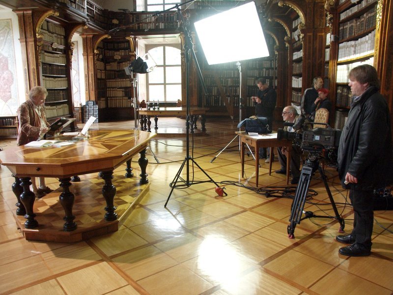 Vivaldi-Darsteller Nicola Fillipelli mit dem Film-Team in der Bibliothek von Stift Zwettl. – Bild: NDR
