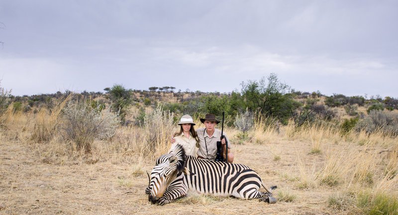 „Safari“, Afrika. In den Weiten der Wildnis, dort, wo es Buschböcke, Zebras, Gnus und anderes Getier zu Tausenden gibt, machen sie Urlaub. Deutsche und österreichische Jagdtouristen fahren durch den Busch, sie liegen auf der Lauer, sie gehen auf die Pirsch. Dann schießen sie, weinen vor Aufregung und posieren vor ihren erlegten Tieren. Ein Urlaubsfilm über das Töten, ein Film über die menschliche Natur. SENDUNG: ORF2 – SO – 19.11.2017 – 23:05 UHR. – Veroeffentlichung fuer Pressezwecke honorarfrei ausschliesslich im Zusammenhang mit oben genannter Sendung oder Veranstaltung des ORF bei Urhebernennung. Foto: ORF/​Ulrich Seidl Filmproduktion. Anderweitige Verwendung honorarpflichtig und nur nach schriftlicher Genehmigung der ORF-Fotoredaktion. Copyright: ORF, Wuerzburggasse 30, A-1136 Wien, Tel. +43-(0)1–87878–13606 – Bild: ORF