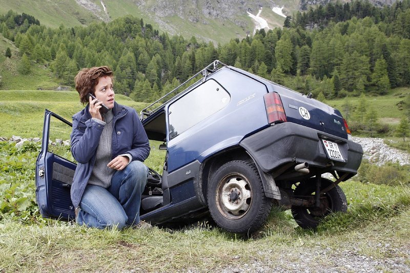 Als sie mit dem Bürgermeister telefoniert, hat Paula (Muriel Baumeister) einen Autounfall. Sie ist geschockt und weiß nicht, wo genau sie sich im Gebirge befindet … – Bild: Sat.1 Eigenproduktionsbild frei