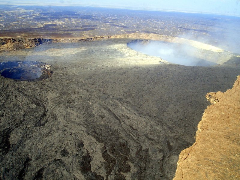 Der spektakuläre Schildvulkan „Erta Ale“: in seinem Krater befindet sich ein See aus flüssiger Lava, einer von dreien weltweit. – Bild: ZDF und Natalie Reinking Der spektakuläre Schildvulkan „Erta Ale“: in seinem Krater befindet sich ein See aus flüssiger Lava, einer von dreien weltweit. – Bild: ZDF und Natalie Reinking
