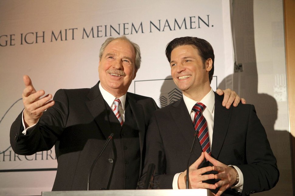 Noch herrscht große Begeisterung bei Chris Melzer (Mišel Matičević) und seinem Chef Werner Wachter (Friedrich von Thun) über den Titel Fondsmanager des Jahres. – Bild: ZDF und SWR/Petro Domenigg