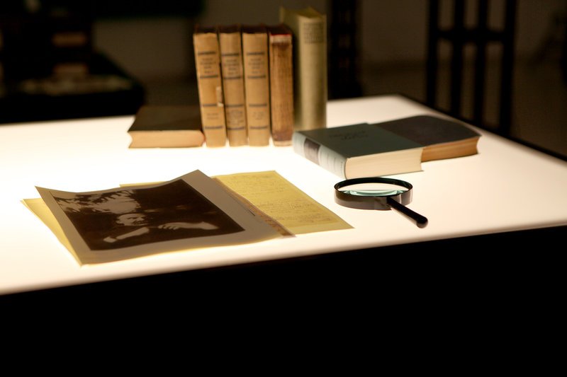 “Wahnsinn! Nietzsche!“ ermittelt die Hintergründe und Folgen einer kriminellen Werkfälschung im Stil eines modernen Untersuchungsverfahrens. – Bild: MDR / © Story House Productions “Wahnsinn! Nietzsche!“ ermittelt die Hintergründe und Folgen einer kriminellen Werkfälschung im Stil eines modernen Untersuchungsverfahrens. – Bild: MDR / © Story House Productions
