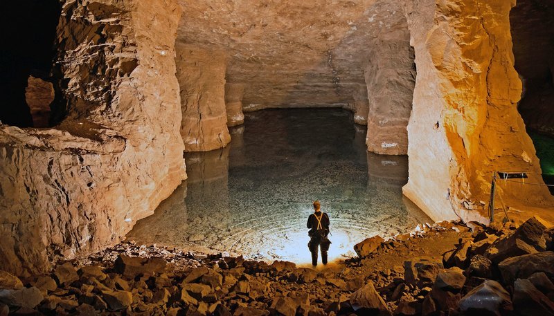 Das ehemalige Erzbergwerk Kleinenbremen bei Porta Westfalica: Nur ausgebildete Höhlentaucher dürfen in die „Blaue Lagune“: ein glasklarer Grundwassersee, der die riesigen Abbaukammern eines stillgelegten Bergwerks unter Tage gefüllt hat. – Bild: WDR/2Pilots/Ulli Kunz Das ehemalige Erzbergwerk Kleinenbremen bei Porta Westfalica: Nur ausgebildete Höhlentaucher dürfen in die „Blaue Lagune“: ein glasklarer Grundwassersee, der die riesigen Abbaukammern eines stillgelegten Bergwerks unter Tage gefüllt hat. – Bild: WDR/2Pilots/Ulli Kunz