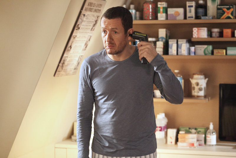 Romain (Dany Boon) hat in Antons Sachen eine echte Waffe gefunden. – Bild: ZDF und 2014 PROKINO Filmverleih GmbH Romain (Dany Boon) hat in Antons Sachen eine echte Waffe gefunden. – Bild: ZDF und 2014 PROKINO Filmverleih GmbH