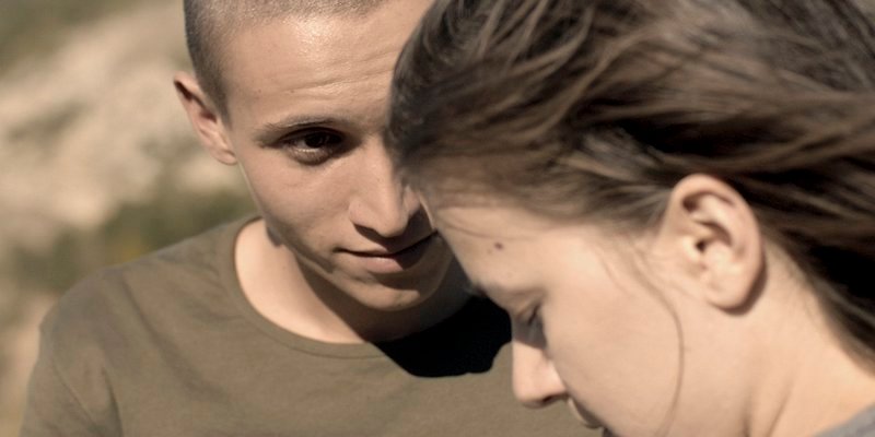 Dian (Dimitar Nikolov) und Andrea (Ina Effenberger) begegnen sich zum ersten Mal imSüden Bulgariens 1989. – Bild: MDR/​Flabbergasted Films