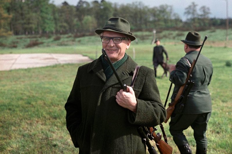 Erich Honecker, ein Funktionär im grünen Rock. – Bild: phoenix/​rbb/​BStU