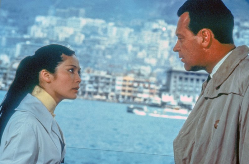 Robert Lomax (William Holden) lernt Suzie Wong (Nancy Kwan) in Hongkong kennen. – Bild: Paramount Pictures /​ © Paramount Pictures