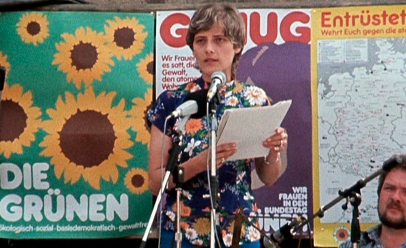Einst – in den Anfangsjahren – war sie das Gesicht der GRÜNEN und Mitbegründerin der Partei: Petra Kelly, hier im Jahr 1982 bei einer Veranstaltung. – Bild: SWR Einst – in den Anfangsjahren – war sie das Gesicht der GRÜNEN und Mitbegründerin der Partei: Petra Kelly, hier im Jahr 1982 bei einer Veranstaltung. – Bild: SWR