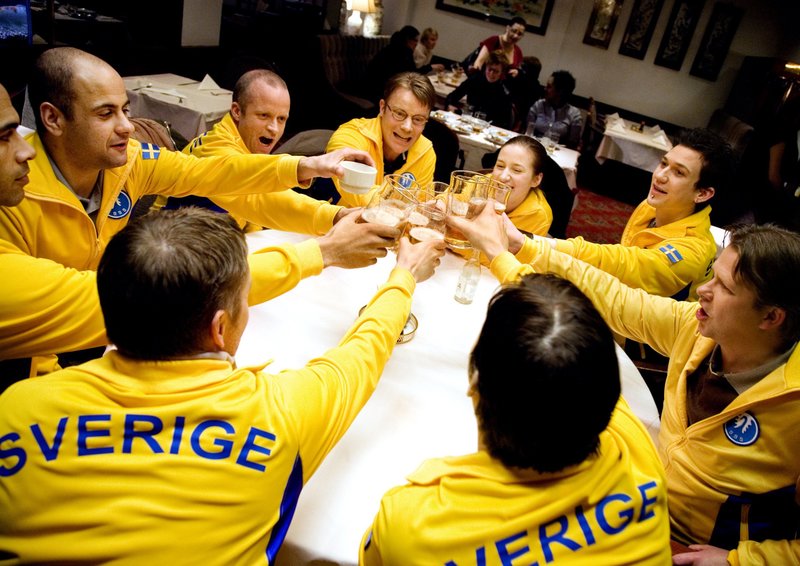 Männer im Wasser – Bild: NDR/​Degeto/​Fladenfilm