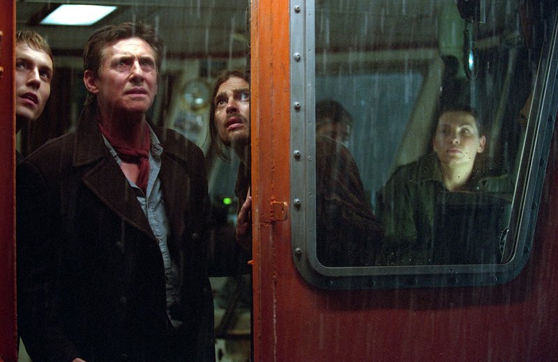 v.l.n.r.: Ferriman (Desmond Harrington), Captain Murphy (Gabriel Byrne), Munder (Karl Urban) und Epps (Jullianna Margulies). – Bild: ProSiebenSat.1 Media SE v.l.n.r.: Ferriman (Desmond Harrington), Captain Murphy (Gabriel Byrne), Munder (Karl Urban) und Epps (Jullianna Margulies). – Bild: ProSiebenSat.1 Media SE
