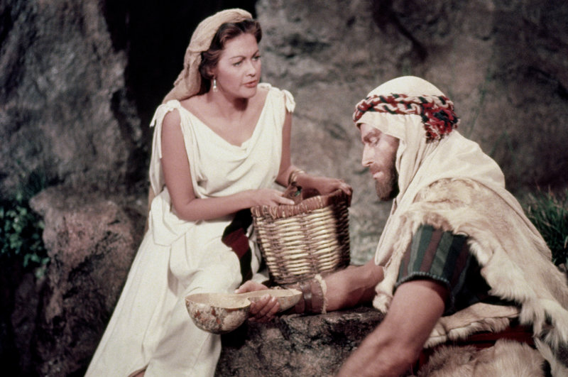 Nach Tagen in der Wüste trifft der vom Pharaonen-Hof verstoßene Moses (Charlton Heston) auf die Hirtentochter Sephora (Yvonne De Carlo). – Bild: ZDF und TM Nach Tagen in der Wüste trifft der vom Pharaonen-Hof verstoßene Moses (Charlton Heston) auf die Hirtentochter Sephora (Yvonne De Carlo). – Bild: ZDF und TM