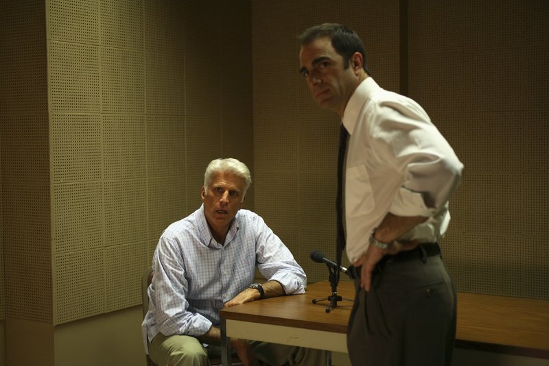 Don (Ted Danson, l.) wurde beim Zerschreddern des geklauten Geldes erwischt und muss sich den Fragen von Detective Smith (Joe Nemmers) stellen. – Bild: 2007 MMoney, LLC. All Rights R Don (Ted Danson, l.) wurde beim Zerschreddern des geklauten Geldes erwischt und muss sich den Fragen von Detective Smith (Joe Nemmers) stellen. – Bild: 2007 MMoney, LLC. All Rights R