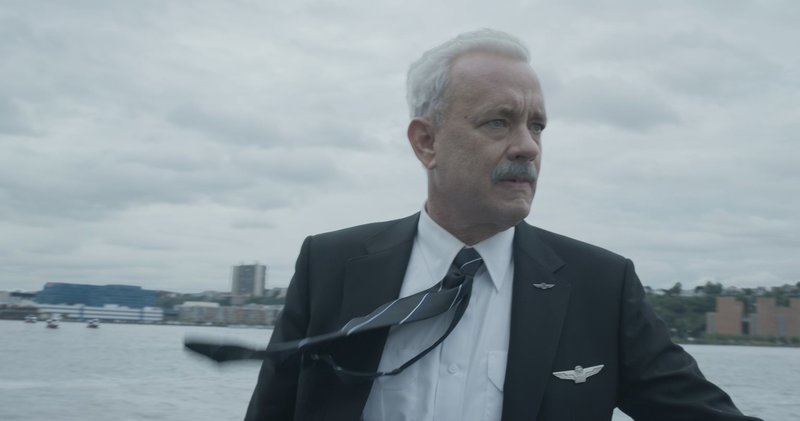 Chesley ‚Sully‘ Sullenberger (Tom Hanks) – Bild: Warner Bros. Lizenzbild frei Chesley ‚Sully‘ Sullenberger (Tom Hanks) – Bild: Warner Bros. Lizenzbild frei