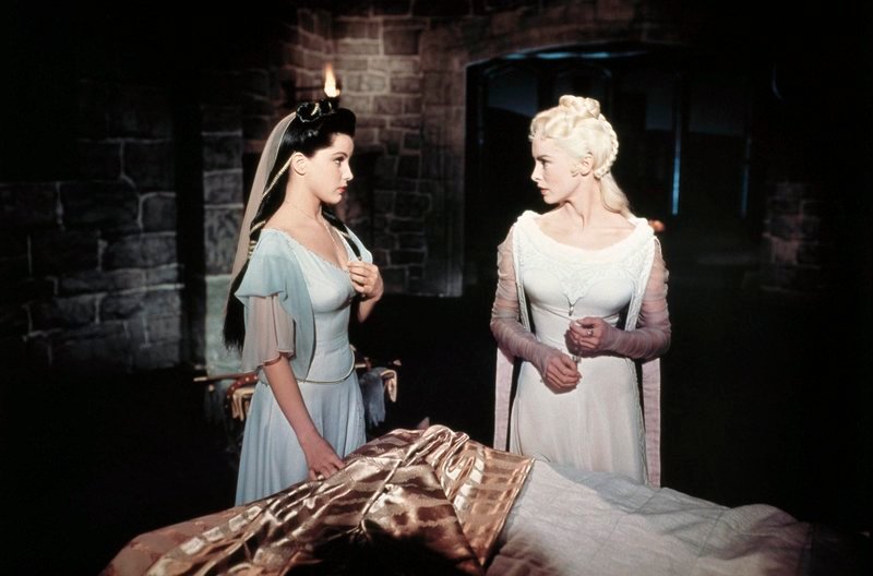 Die Königstöchter Aleta (Janet Leigh) und Ilene (Debra Paget) pflegen den verwundeten Prinz Eisenherz. – Bild: MDR/​20th Century Fox
