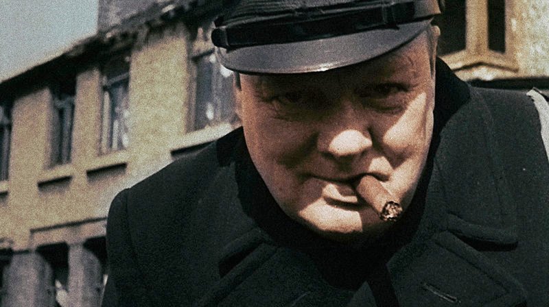 Winston Churchill (1874–1965) fut tout à la fois : orateur d’exception affligé d’un défaut de prononciation, défenseur de la colonisation et héraut de l’Europe face au nazisme, chef de guerre pugnace, sportif émérite dans sa jeunesse, trompe-la-mort, amateur de cigares et de bons mots, buveur exceptionnel – toujours imbibé, jamais complètement ivre -, prix Nobel de littérature, peintre à ses heures … Ses échecs furent aussi désastreux que ses succès ont été flamboyants, et ces accès de mélancolie dessinent une personnalité d’artiste fantasque et tourmenté, oscillant entre euphorie et dépression. La vie de Winston Churchill constitue un véritable récit épique. – Bild: ARTE France /​ © Roche Productions