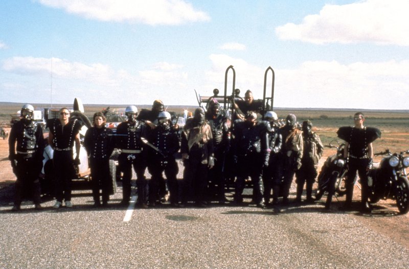 Die Konstrukteure einer kleinen Öl-Raffinerie werden von einer brutalen Motorrad-Bande unter der Führung des sagenumwobenen Humungus belagert. – Bild: Warner Bros. Lizenzbild frei
