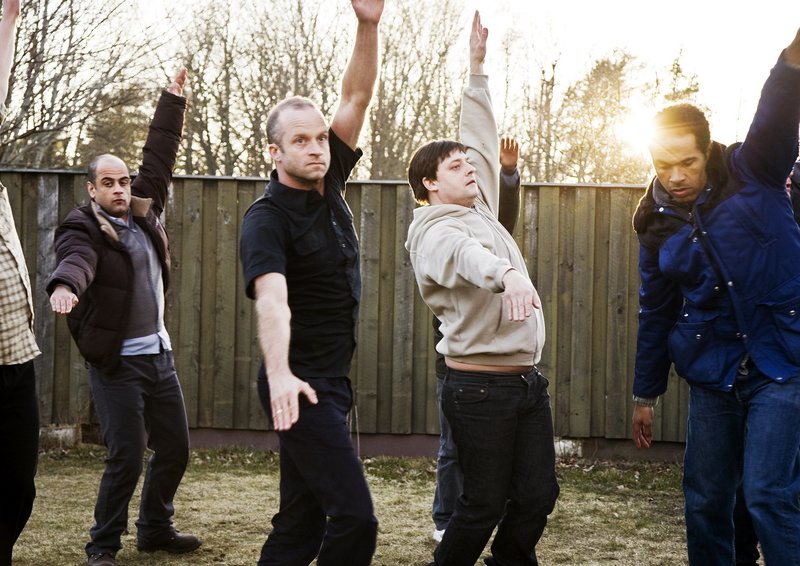 Männer im Wasser – Bild: rbb/​Degeto/​Fladenfilm