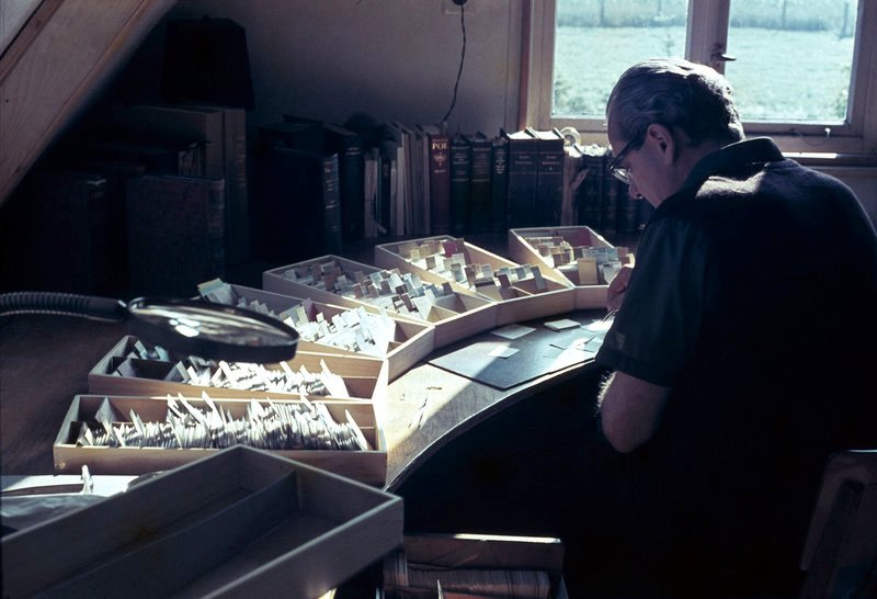 Arno Schmidt bei der Arbeit am Zettelkasten (1966–67), fotografiert von Wihelm Michels. – Bild: RB / © Etta Jacobs Arno Schmidt bei der Arbeit am Zettelkasten (1966–67), fotografiert von Wihelm Michels. – Bild: RB / © Etta Jacobs