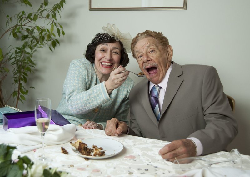Mr. Winters (Jerry Stiller) und seine Frau (Beverly Klein) – Bild: ARD Degeto/Reliance Big Pictures Mr. Winters (Jerry Stiller) und seine Frau (Beverly Klein) – Bild: ARD Degeto/Reliance Big Pictures