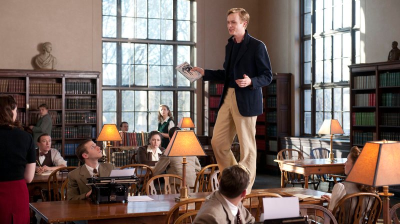 Lucien (Dane DeHaan) hat einen starken Auftritt in der Bibliothek der Uni. – Bild: WDR/​Koch Film