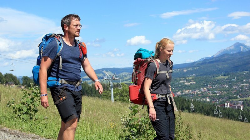 Uli und Anna laufen nach Zakopane. – Bild: MDR/​Kathrin Welzel