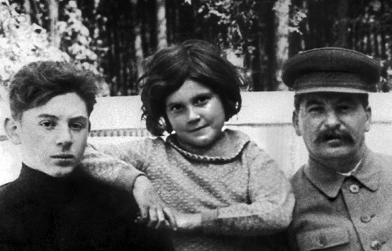 Josef Stalin mit Swetlana und ihrem Bruder Wassili. Stalins zweite Frau Nadeschda Allilujewa war Swetlanas Mutter. – Bild: ZDF /​ © Docstation/​Historische Fotografie/​Fotograf unbekannt