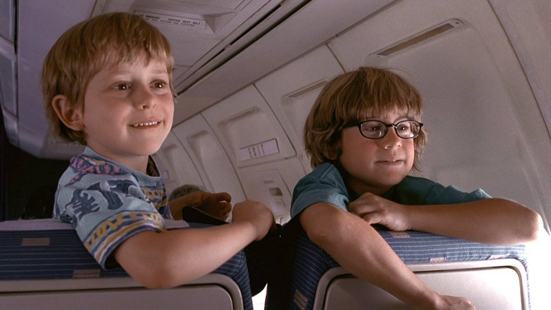Joey (David Dorfman, l.) und Scott Janello (Alex D. Linz, r.) präsentieren dem neuen Bekannten ihrer Mutter auf dem Rückflug von Palm Springs nach L.A. einen neuen Namen, da er wie der familieneigene Hund Buddy heißt. – Bild: ZDF und Eric Lee Joey (David Dorfman, l.) und Scott Janello (Alex D. Linz, r.) präsentieren dem neuen Bekannten ihrer Mutter auf dem Rückflug von Palm Springs nach L.A. einen neuen Namen, da er wie der familieneigene Hund Buddy heißt. – Bild: ZDF und Eric Lee