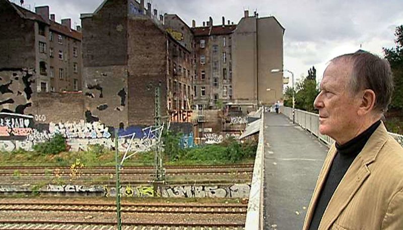 Der Drehbuchautor Wolfgang Kohlhaase in seiner Stadt Berlin. – Bild: rbb/​ARTE