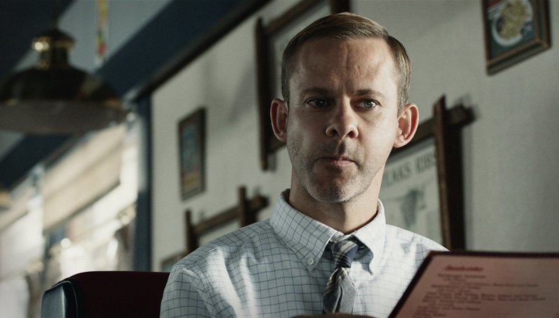 Der Tierpfleger Seth (Dominic Monaghan) ist ein einsamer Mann, der eines Tages nach langer Zeit zufällig wieder auf seinen Highschool-Schwarm Holly, trifft. Die kann sich an Seth zwar nicht mehr so recht erinnern, doch entwickelt er eine regelrechte Obsession für die schöne Kellnerin. – Bild: Pandastorm / Pandastorm / © Pandastorm Der Tierpfleger Seth (Dominic Monaghan) ist ein einsamer Mann, der eines Tages nach langer Zeit zufällig wieder auf seinen Highschool-Schwarm Holly, trifft. Die kann sich an Seth zwar nicht mehr so recht erinnern, doch entwickelt er eine regelrechte Obsession für die schöne Kellnerin. – Bild: Pandastorm / Pandastorm / © Pandastorm