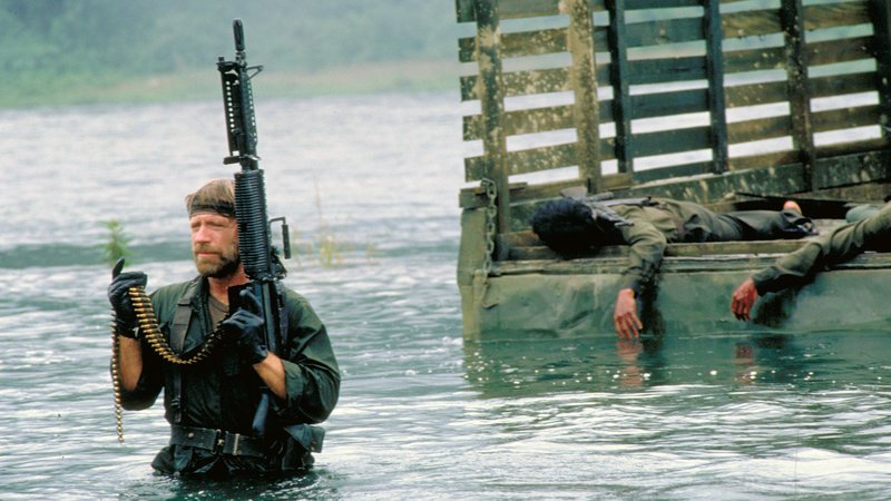 Colonel James Braddock (Chuck Norris), der während des Vietnamkrieges aus einem Gefangenenlager entkommen konnte, kehrt 10 Jahre später nach Vietnam zurück. Er findet heraus, dass im Dschungel noch immer amerikanische Soldaten gefangen gehalten werden, und beschließt, diese auf eigene Faust zu befreien.. – Bild: RTL Zwei