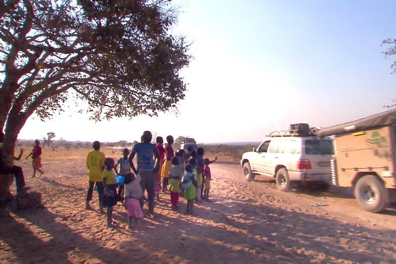 ARD/SWR WELTREISEN, „Mit dem Jeep durch Angola“, eine Reportage über echte Abenteurer von Ulli Neuhoff, am Samstag (26.04.14) um 16:00 Uhr im ERSTEN. Dorfbewohner von Angola und Jeep. – Bild: SWR/Gavyn Stevens ARD/SWR WELTREISEN, „Mit dem Jeep durch Angola“, eine Reportage über echte Abenteurer von Ulli Neuhoff, am Samstag (26.04.14) um 16:00 Uhr im ERSTEN. Dorfbewohner von Angola und Jeep. – Bild: SWR/Gavyn Stevens